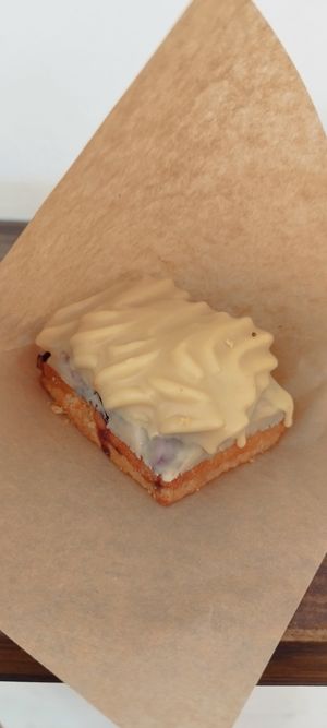 Tartaleta crema limón y frutos rojos at Hanai Vegana in Barcelona