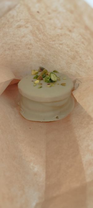 Alfajor pistacho at Hanai Vegana in Barcelona