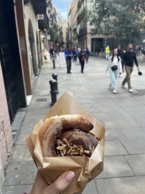 Cinnamon roll  at Hanai Vegana in Barcelona