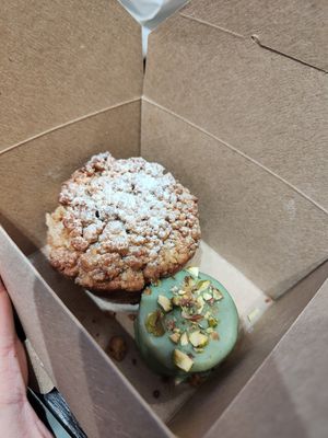 Alfajor de pistacho y pastel de manzana at Hanai Vegana in Barcelona