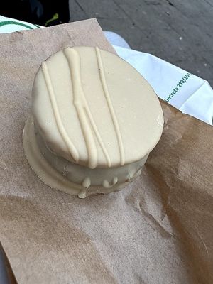 Alfajor dulche de leche covered in white chocolate at Hanai Vegana in Barcelona