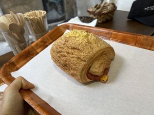 Croissant salato prosciutto e formaggio   at Hanai Vegana in Barcelona