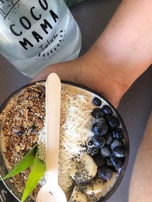 Bowl y agua de coco en Matcha Mama.  at Matcha Mama - Zona Hotelera in Tulum