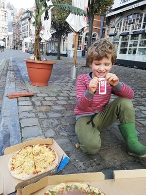 Zoontje is alvast erg overtuigd at Domino's Pizza in Leuven