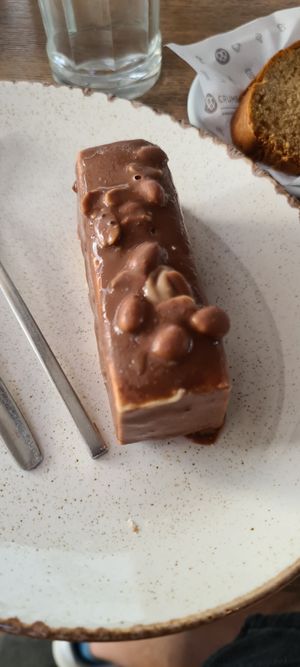 Snickers cake (vegetarian, not vegan) 3,80€ at Crumb in Crete
