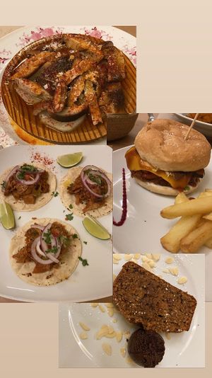 Shitake a feira. Hamburguesa de pulled jackfruit. Tacos de jackfruit. Bizcocho de zanahoria con helado de chocolate.  at TxuKrut Bar in Bilbao