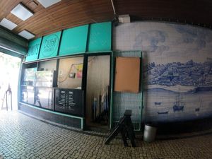 Store front in ally at DUH Vegan in Porto