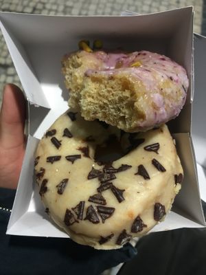 Bluberry and carrot chocolate at DUH Vegan in Porto