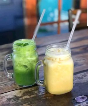 vegan banana and mango smoothie. vegan green veggie and coconut water smoothie at Jarra Infusion in Pinjarra