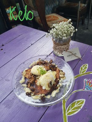 me to mushroom and egg breakfast drizzled with blue cheese sauce. layered on cauliflower bread at Jarra Infusion in Pinjarra