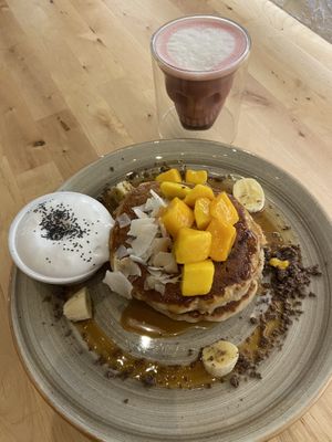 vegan pancakes with coconut cream and chai latte in rose at EatMyTrip  in Barcelona