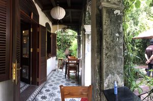 Une partie de la terrasse a l’abri d’un vieux bâtiment colonial français chargé d’histoire... et de verdure ! at Minh Hien 3 in Hoi An