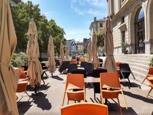 Outdoor seating at Cafe du Grütli in Geneva