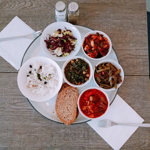 Okra, frijoles verde, Guiso de Espinaca con garbanzos, frijoles turco, arroz blanco, ensalada at El Turco Loco in Barcelona