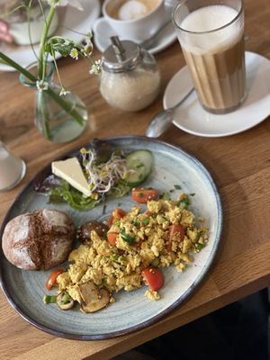 Veganes Rührei   at Milchkaffee in Berlin