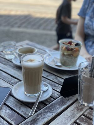 Kaffee und porridge   at Milchkaffee in Berlin