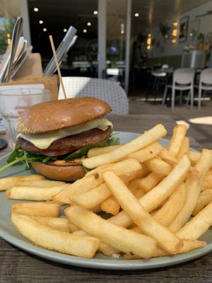 ‘Garden & Beef’ burger off their plant-based menu. Definitely recommend- one of the best burgers I’ve had in a while!  #Veganuary at The Hummingbird Waterside Cafe in Mandurah