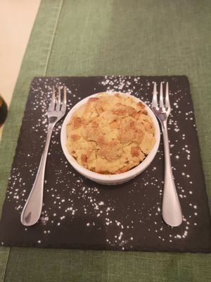 Apple crumble at La Pepiniere in Florence