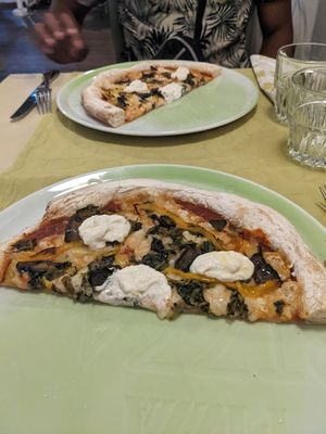 Vegan pizza w ricotta at La Pepiniere in Florence