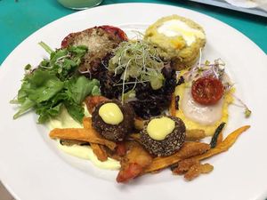 Tasting platter with 5 vegan and gluten free tastings at La Pepiniere in Florence