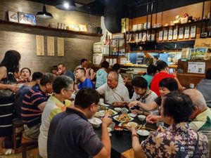 Busy at dinner time at HéHé LèWū 和合樂屋 in Kaohsiung