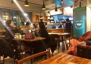 Clean and comfortable at Salad Brothers in Seoul
