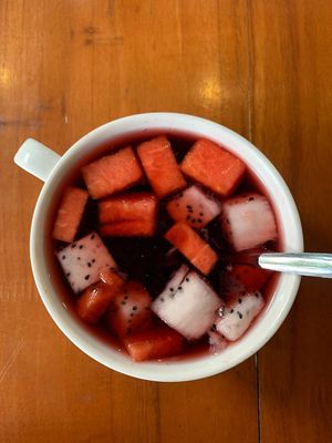 hibiskus tea with fruits  at Casa Bonita in Cat Ba