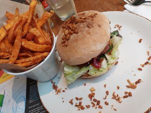 Vegan burger met zoete aardappel frietjes at Ellis Gourmet Burger in Aalst