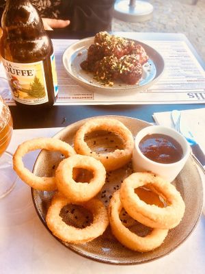 Uienringen met vegan BBQ saus at Ellis Gourmet Burger in Aalst