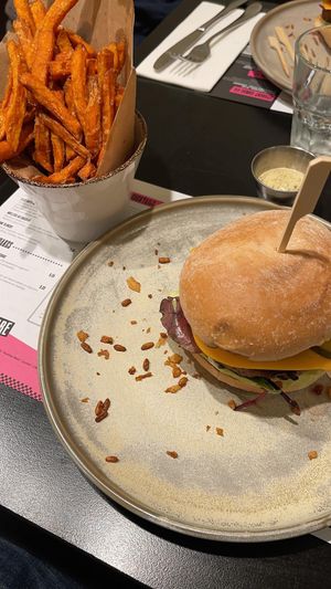 Burger beyond-meat avec fromage vegan & frites de patate douce at Ellis Gourmet Burger in Knokke-heist