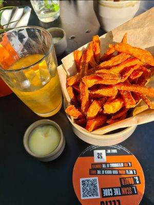 Sweet potato fries & vegan mayo, Homemade ice tea at Ellis - De Keyserlei in Antwerpen