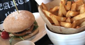 Crazy red veggie burger with fries at Ellis - De Keyserlei in Antwerpen