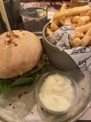 Shiitake burger met friet en vegan mayo    at Ellis Gourmet Burger in Ghent