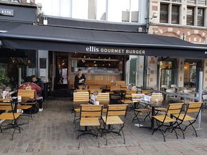 Front terrace at Ellis Gourmet Burger in Ghent