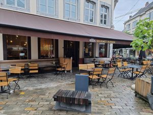front + outdoor seating at Ellis Gourmet Burger in Hasselt