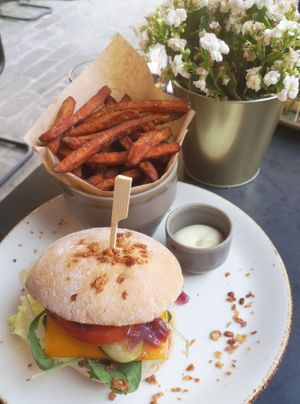 Beyond burger met vegan kaas, vegan mayonaise en zoete aardappel frietjes at Ellis Gourmet Burger in Hasselt