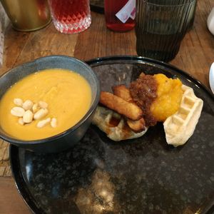 Soupe, tempeh et gaufre at Kia Ora in Annecy