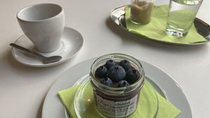 Blaubeer cashewtörtchen im Glas   at pressgut in Bremen