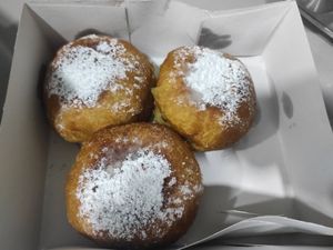 Bolas de berlim at Capuchinho Verde in Porto