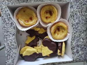 Natas e húngaros at Capuchinho Verde in Porto