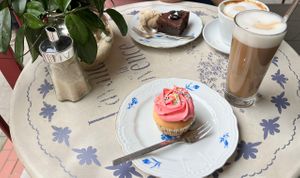 Das Eis von meinem Mann war leider nicht vegan...  at Cookie Jar Cafe in Essen