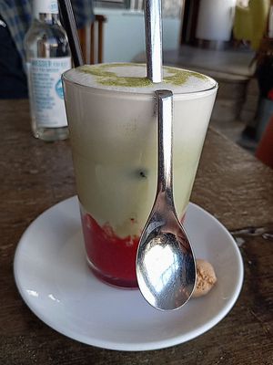 Erdbeer Matcha mit Hafermilch at Cafe Livres in Essen