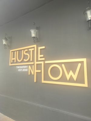 L'enseigne: endroit calme mais très isolé at Hustle n' Flow Eatery in San Pedro De Alcantara