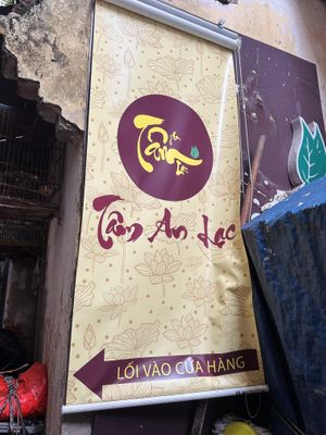 Pointing the way  at Tam An Lac - Hoan Kiem in Hanoi