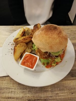 Las hamburguesas son deliciosas y variadas.  La atención y el precio son excelentes. at Verde Vital in Bogota