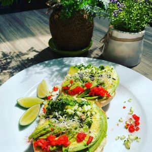 Desayuno:Tostada artesanal con aguacate, germinado, salsas veganas at Verde Vital in Bogota