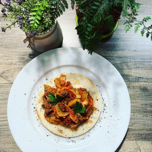 Desayuno: Arepa con champiñones y vegetales at Verde Vital in Bogota