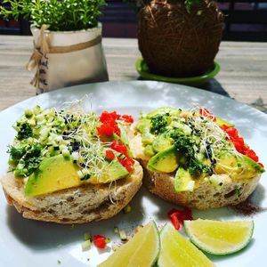 Tostada Artesanal con aguacate: aguacate, salsa veganas y germinados. at Verde Vital in Bogota