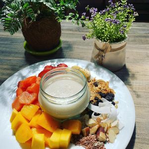 Bowl mixto con cereales:
Yogur vegano, frutas de cosecha, acérales de frutos secos, semillas de girasol, almendras. at Verde Vital in Bogota