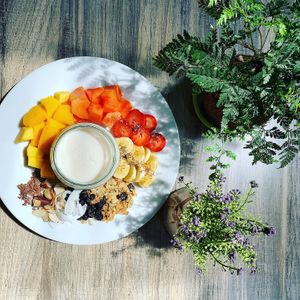 Bowl mixto con cereales:
Yogur vegano, frutas de cosecha, acérales de frutos secos, semillas de girasol, almendras. at Verde Vital in Bogota